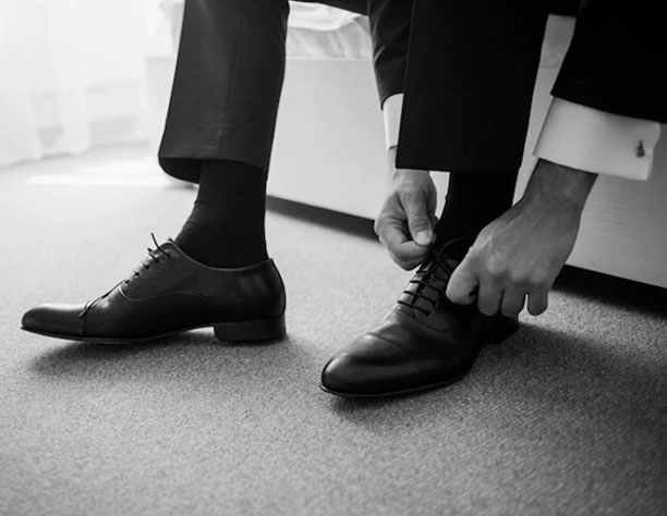 men is mainting his shoes
